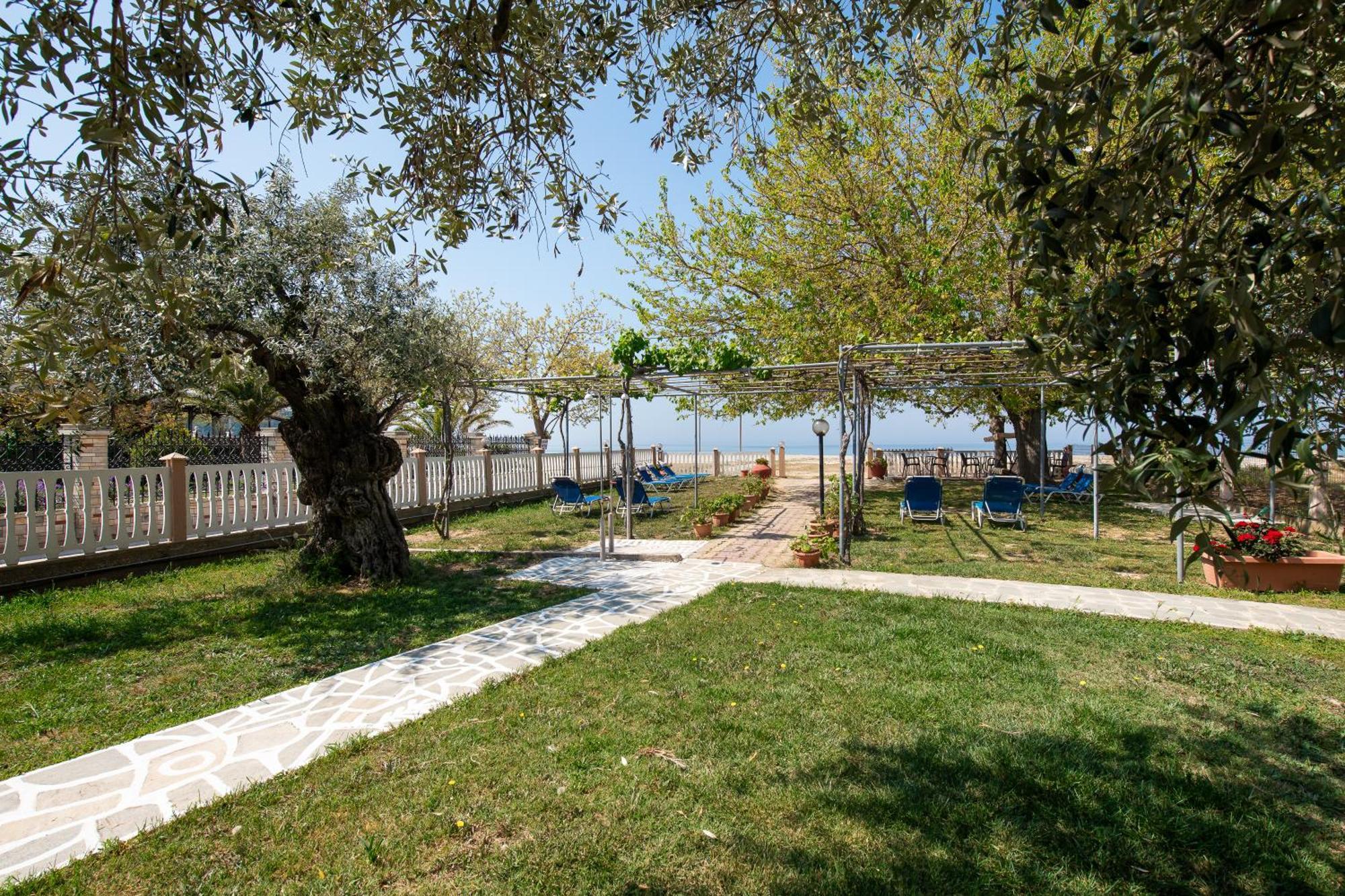 Opalium Beach Front Suites Potos Esterno foto